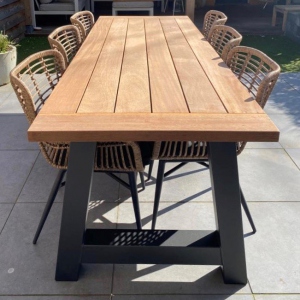 hardhouten-tuintafel-met-rotan-stoelen